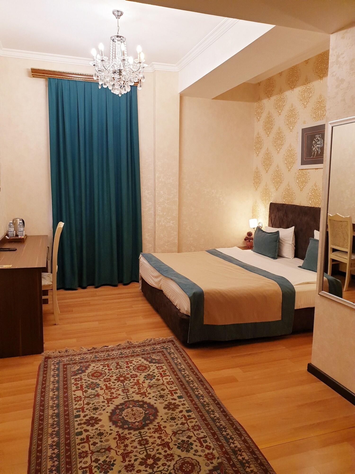 होटल Nemi Center 4*